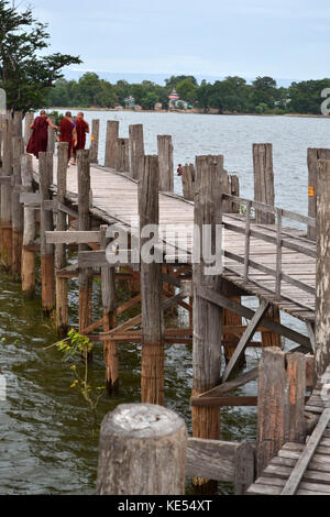 Die Aktivität auf u-bein Brücke um Mandalay, Myanmar. behauptete, die längste Holzbrücke der Welt zu sein und war das Cover des Lonely plan Stockfoto