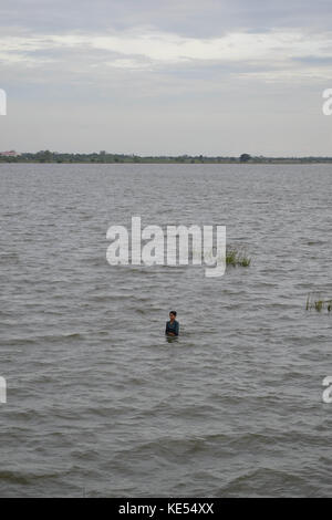 Die Aktivität auf u-bein Brücke um Mandalay, Myanmar. behauptete, die längste Holzbrücke der Welt zu sein und war das Cover des Lonely plan Stockfoto