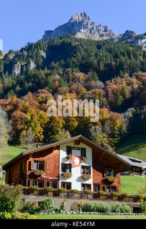 Engelberg, Schweiz - 15. Oktober 2017: Chalet in Engelberg in den Schweizer Alpen Stockfoto