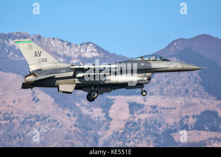 Us Air Force F-16c Block 40 bereitet sich auf die Landung vor. Stockfoto