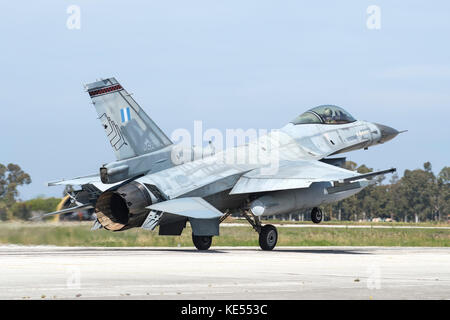 Die Hellenic Air Force F-16C Block 52 landet auf dem Luftwaffenstützpunkt Andravida, Griechenland. Stockfoto