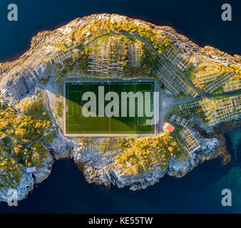 Fußballfeld in Henningsvær von oben Stockfoto