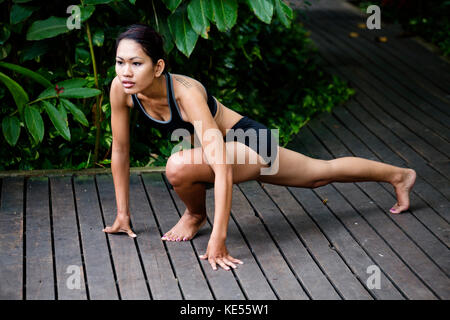 Junge Khmer Frau Training im Freien Stockfoto