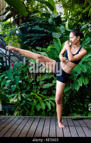 Junge asiatische Frau üben Kick Boxing Stockfoto