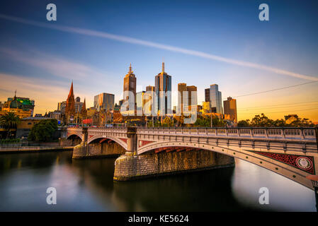 Sonnenuntergang über der Skyline der Innenstadt von Melbourne, Princess Bridge und Yarra River Stockfoto