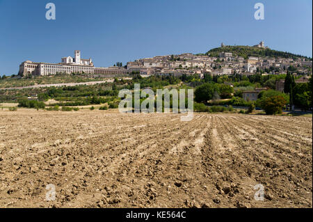 Stadt Assisi mit romanischen und gotischen Franziskanerklosters Sacro Convento Papale Basilica di San Francesco (Päpstliche Basilika des Heiligen Franziskus o Stockfoto