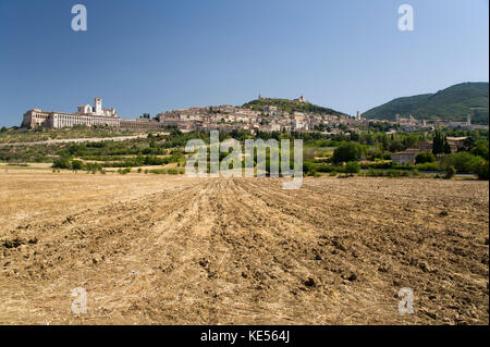 Stadt Assisi mit romanischen und gotischen Franziskanerklosters Sacro Convento Papale Basilica di San Francesco (Päpstliche Basilika des Heiligen Franziskus o Stockfoto