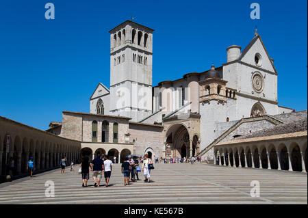 Piazza Inferiore di S. Francesco und romanischen und gotischen Franziskanerklosters Italienisch Sacro Convento mit Oberen Kirche und der Unterkirche der Basilika Stockfoto
