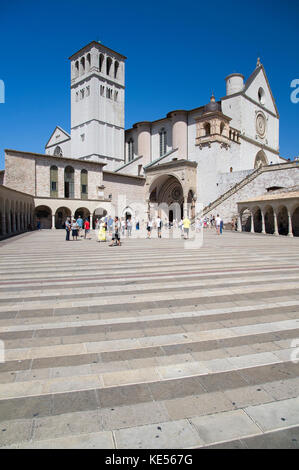 Piazza Inferiore di S. Francesco und romanischen und gotischen Franziskanerklosters Italienisch Sacro Convento mit Oberen Kirche und der Unterkirche der Basilika Stockfoto
