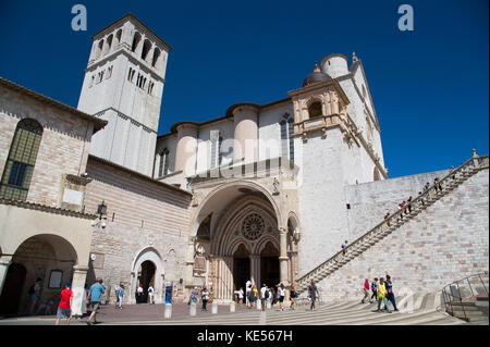 Piazza Inferiore di S. Francesco und romanischen und gotischen Franziskanerklosters Italienisch Sacro Convento mit Oberen Kirche und der Unterkirche der Basilika Stockfoto