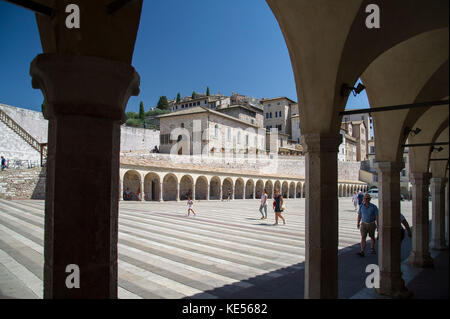 Piazza Inferiore di S. Francesco des Franziskanerklosters Sacro Convento aufgeführt von der UNESCO zum Weltkulturerbe in Assisi, Umbrien, Italien. 27. August 2017 © Wojcie Stockfoto