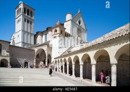 Piazza Inferiore di S. Francesco und romanischen und gotischen Franziskanerklosters Italienisch Sacro Convento mit Oberen Kirche und der Unterkirche der Basilika Stockfoto