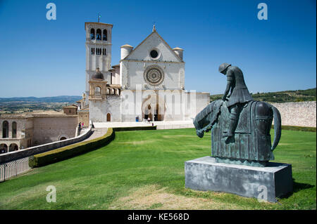 Statue des Hl. Franziskus auf dem Pferderücken vor der romanischen und gotischen Franziskanerklosters Italienisch Sacro Convento mit Oberen Kirche Basilika Papale Stockfoto