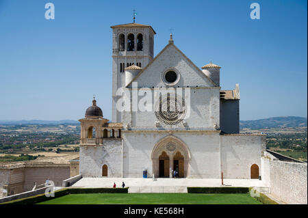 Romanischen und gotischen Franziskanerklosters Italienisch Sacro Convento mit oberen Papale Kirche Basilica di San Francesco (Päpstlichen Basilika des Hl. Franziskus Stockfoto