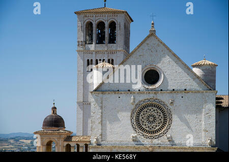 Romanischen und gotischen Franziskanerklosters Italienisch Sacro Convento mit oberen Papale Kirche Basilica di San Francesco (Päpstlichen Basilika des Hl. Franziskus Stockfoto
