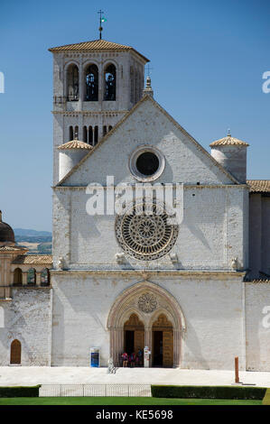 Romanischen und gotischen Franziskanerklosters Italienisch Sacro Convento mit oberen Papale Kirche Basilica di San Francesco (Päpstlichen Basilika des Hl. Franziskus Stockfoto