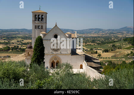 Romanischen und gotischen Franziskanerklosters Italienisch Sacro Convento mit oberen Papale Kirche Basilica di San Francesco (Päpstlichen Basilika des Hl. Franziskus Stockfoto