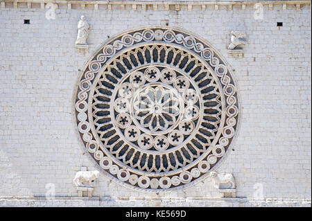 Romanischen und gotischen Franziskanerklosters Italienisch Sacro Convento mit oberen Papale Kirche Basilica di San Francesco (Päpstlichen Basilika des Hl. Franziskus Stockfoto