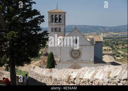 Romanischen und gotischen Franziskanerklosters Italienisch Sacro Convento mit oberen Papale Kirche Basilica di San Francesco (Päpstlichen Basilika des Hl. Franziskus Stockfoto