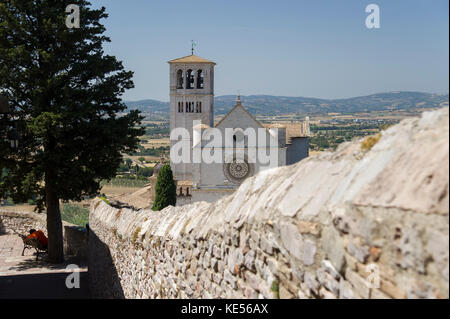 Romanischen und gotischen Franziskanerklosters Italienisch Sacro Convento mit oberen Papale Kirche Basilica di San Francesco (Päpstlichen Basilika des Hl. Franziskus Stockfoto