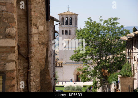 Romanischen und gotischen Franziskanerklosters Italienisch Sacro Convento mit oberen Papale Kirche Basilica di San Francesco (Päpstlichen Basilika des Hl. Franziskus Stockfoto