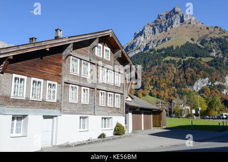 Engelberg, Schweiz - 15. Oktober 2017: Chalet in Engelberg in den Schweizer Alpen Stockfoto