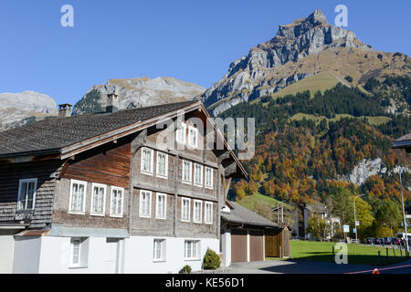 Engelberg, Schweiz - 15. Oktober 2017: Chalet in Engelberg in den Schweizer Alpen Stockfoto