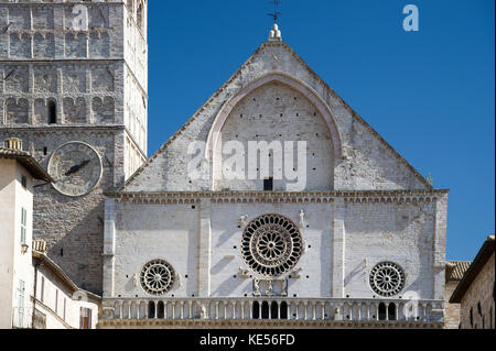 Romanische Kathedrale San Rufino (Assisi Kathedrale des hl. Rufinus von Assisi) in Assisi, Umbrien, Italien. 27. August 2017 © wojciech Strozyk/Alamy Stockfoto