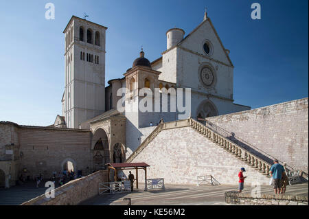 Piazza Inferiore di S. Francesco und romanischen und gotischen Franziskanerklosters Italienisch Sacro Convento mit Oberen Kirche und der Unterkirche der Basilika Stockfoto