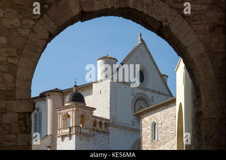 Piazza Inferiore di S. Francesco und romanischen und gotischen Franziskanerklosters Italienisch Sacro Convento mit Oberen Kirche und der Unterkirche der Basilika Stockfoto