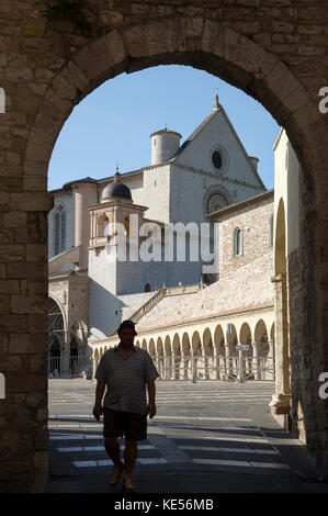 Piazza Inferiore di S. Francesco und romanischen und gotischen Franziskanerklosters Italienisch Sacro Convento mit Oberen Kirche und der Unterkirche der Basilika Stockfoto