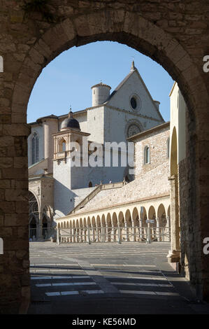 Piazza Inferiore di S. Francesco und romanischen und gotischen Franziskanerklosters Italienisch Sacro Convento mit Oberen Kirche und der Unterkirche der Basilika Stockfoto