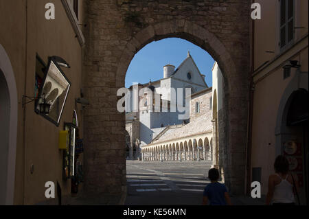 Piazza Inferiore di S. Francesco und romanischen und gotischen Franziskanerklosters Italienisch Sacro Convento mit Oberen Kirche und der Unterkirche der Basilika Stockfoto