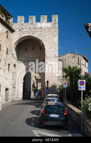 Mittelalterlichen Porta San Francesco (Franziskus Tor) in die Altstadt von Assisi, Umbrien, Italien. 27. August 2017 © wojciech Strozyk/Alamy Stock Foto *** Loca Stockfoto