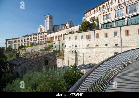Romanischen und gotischen Franziskanerklosters Italienisch Sacro Convento mit Oberen Kirche und die untere Kirche Eucharistiefeier der Basilika di San Francesco (Päpstliche Basilikum Stockfoto