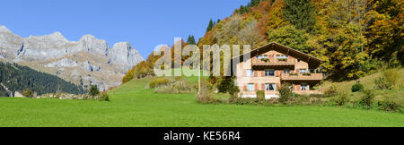 Engelberg, Schweiz - 15. Oktober 2017: Chalet in Engelberg in den Schweizer Alpen Stockfoto