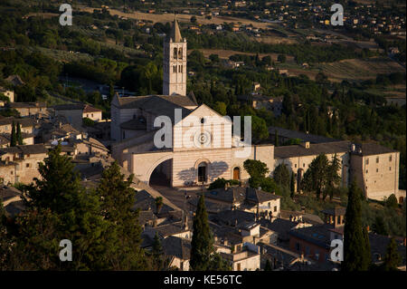 Italienische gotische Basilika di Santa Chiara (Basilika der hl. Klara in Assisi, Umbrien, Italien. 27. August 2017 © wojciech Strozyk/Alamy Stock Foto *** Stockfoto