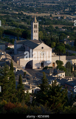 Italienische gotische Basilika di Santa Chiara (Basilika der hl. Klara in Assisi, Umbrien, Italien. 27. August 2017 © wojciech Strozyk/Alamy Stock Foto *** Stockfoto