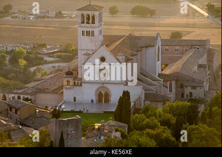 Romanischen und gotischen Franziskanerklosters Italienisch Sacro Convento mit oberen Papale Kirche Basilica di San Francesco (Päpstlichen Basilika des Hl. Franziskus Stockfoto