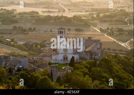 Romanischen und gotischen Franziskanerklosters Italienisch Sacro Convento mit oberen Papale Kirche Basilica di San Francesco (Päpstlichen Basilika des Hl. Franziskus Stockfoto