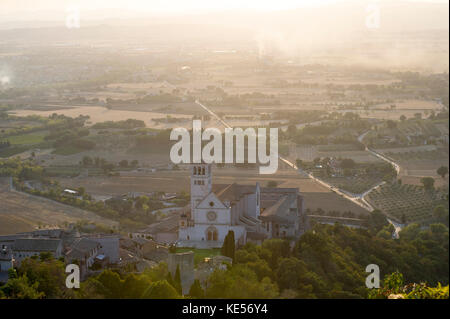 Romanischen und gotischen Franziskanerklosters Italienisch Sacro Convento mit oberen Papale Kirche Basilica di San Francesco (Päpstlichen Basilika des Hl. Franziskus Stockfoto