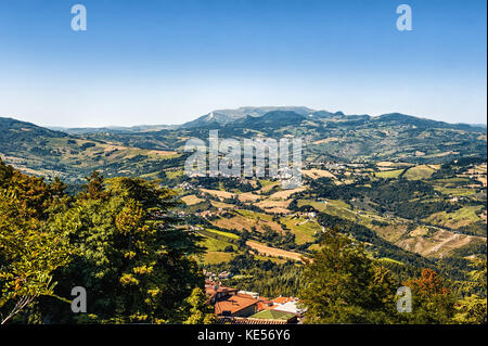 Der Blick von der Festung von San Marino auf dem Berg und Umgebung an einem sonnigen Sommertag. Die horizontalen Rahmen. Stockfoto