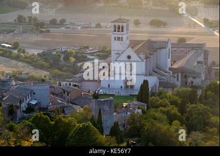 Romanischen und gotischen Franziskanerklosters Italienisch Sacro Convento mit oberen Papale Kirche Basilica di San Francesco (Päpstlichen Basilika des Hl. Franziskus Stockfoto