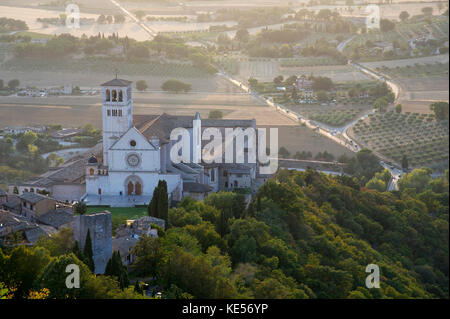 Romanischen und gotischen Franziskanerklosters Italienisch Sacro Convento mit oberen Papale Kirche Basilica di San Francesco (Päpstlichen Basilika des Hl. Franziskus Stockfoto