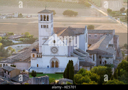 Romanischen und gotischen Franziskanerklosters Italienisch Sacro Convento mit oberen Papale Kirche Basilica di San Francesco (Päpstlichen Basilika des Hl. Franziskus Stockfoto