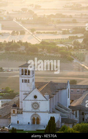 Romanischen und gotischen Franziskanerklosters Italienisch Sacro Convento mit oberen Papale Kirche Basilica di San Francesco (Päpstlichen Basilika des Hl. Franziskus Stockfoto
