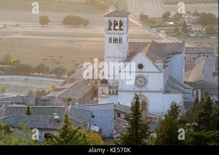 Romanischen und gotischen Franziskanerklosters Italienisch Sacro Convento mit oberen Papale Kirche Basilica di San Francesco (Päpstlichen Basilika des Hl. Franziskus Stockfoto