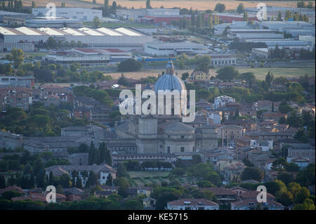 Manieristische Basilika Papale di Santa Maria degli Angeli (Päpstliche Basilika St. Maria von den Engeln) und umschließt im 9. Jahrhundert kleine Kirche namens Porz Stockfoto