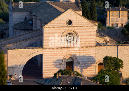 Italienische gotische Basilika di Santa Chiara (Basilika der hl. Klara in Assisi, Umbrien, Italien. 27. August 2017 © wojciech Strozyk/Alamy Stock Foto *** Stockfoto