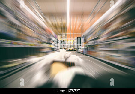 Warenkorb mit Lebensmittelgeschäft, Supermarkt, Einkaufszentrum Konzept. Stockfoto